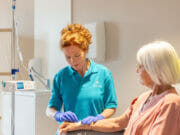 air 20230926 gespecialiseerd oncologieverpleegkundige geeft infuusbehandeling in wijklocatie vérian fotografie vérian