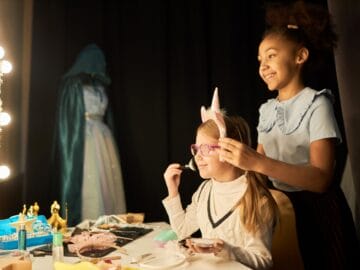 air 20240319 twee meiden opmaak theater foto 74images