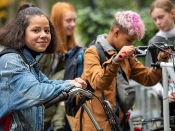 air 20240416 groep meiden foto image source