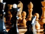 air 20240508 chess pieces on a black background foto fabrika