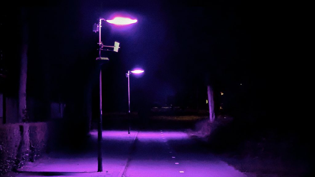 air 2050615a paarse straatverlichting 01 floris van den broek